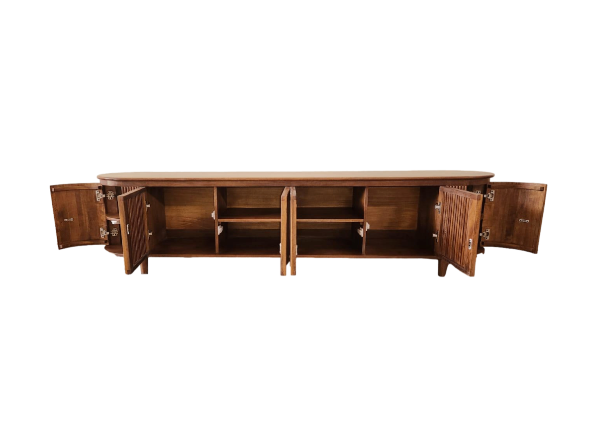 Een lange, houten dressoir met vier open kastdeuren, die meerdere planken binnenin onthullen. Het dressoir heeft een glad bovenblad en een natuurlijke houtafwerking.
