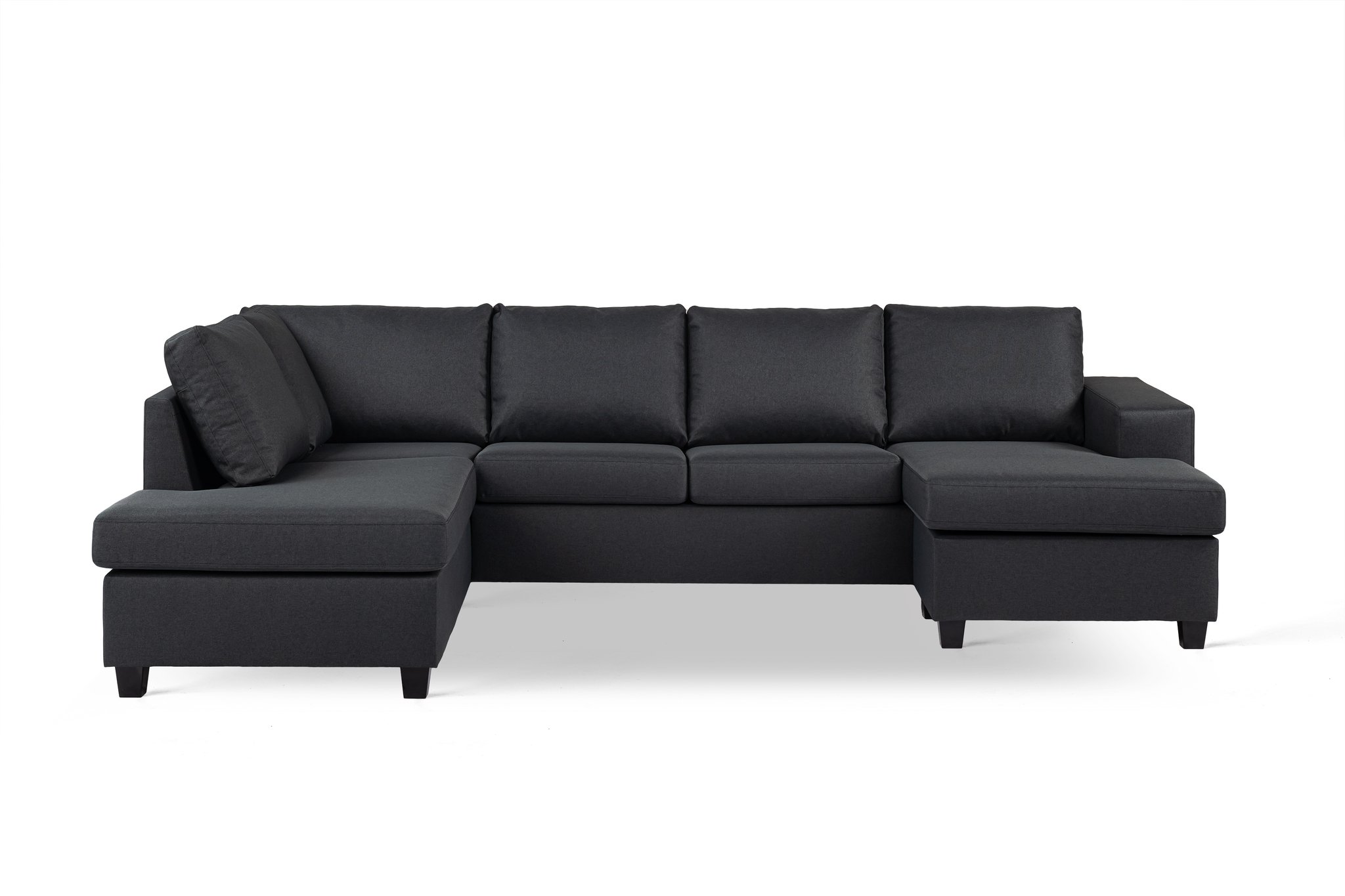 Donkergrijze L-vormige sectionele bank met een modern design. Het heeft een chaise longue aan de linkerkant en een verlengde zitting aan de rechterkant, met comfortabele rugkussens en zwarte poten.