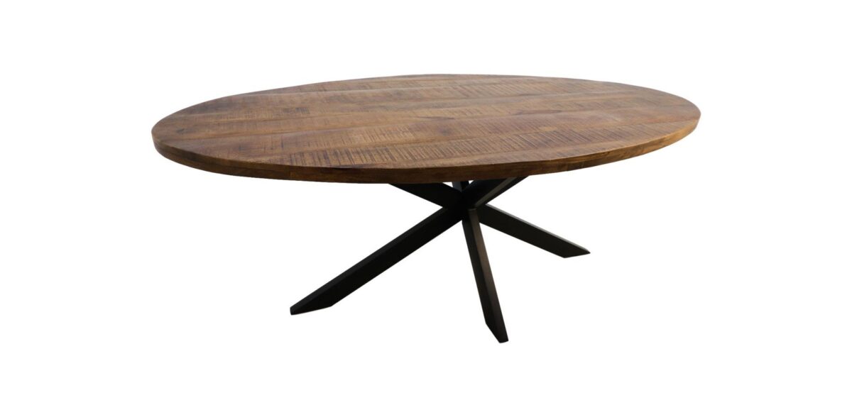 Houten ovale tafel met een strakke, donkere basis met vier schuine poten die in het midden samenkomen. Het tafeloppervlak heeft een rijke, natuurlijke nerfstructuur. Het algehele ontwerp is modern en minimalistisch.