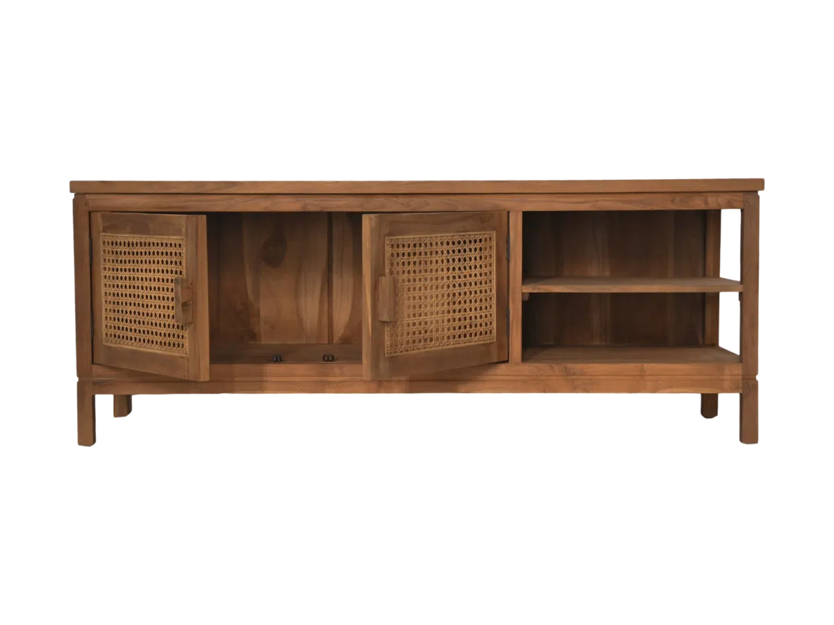 Een houten dressoir met twee open deuren met traliewerkpanelen en twee open planken. Het stuk is gemaakt van lichtbruin hout met een gladde afwerking, wat een minimalistisch en natuurlijk ontwerp laat zien.