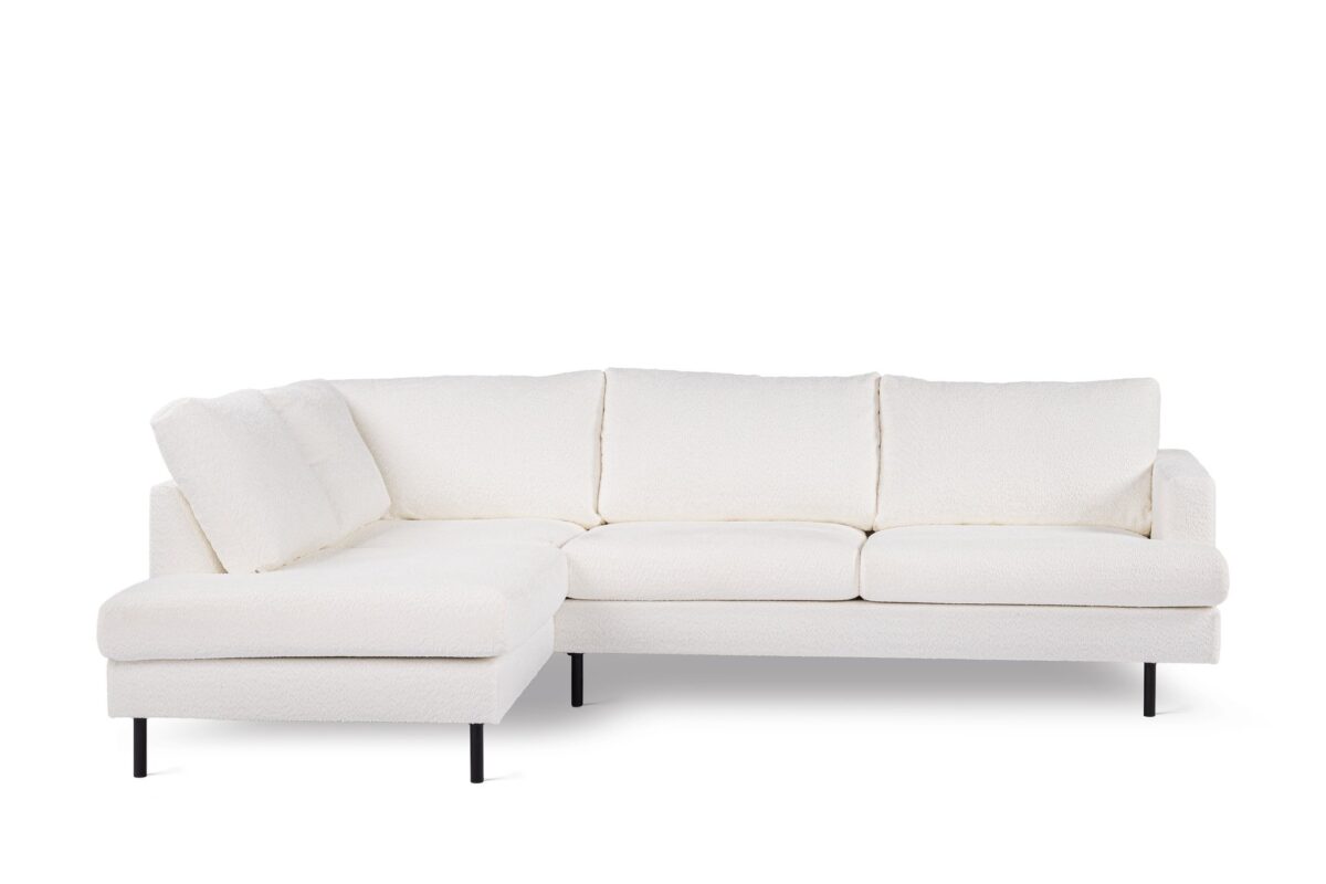 Een witte L-vormige sectionele bank met een chaise longue aan de linkerkant en zwarte metalen poten, tegen een effen witte achtergrond. De bekleding ziet er zacht en pluche uit, wat een modern en minimalistisch design biedt.