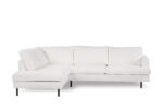Een witte L-vormige sectionele bank met een chaise longue aan de linkerkant en zwarte metalen poten, tegen een effen witte achtergrond. De bekleding ziet er zacht en pluche uit, wat een modern en minimalistisch design biedt.