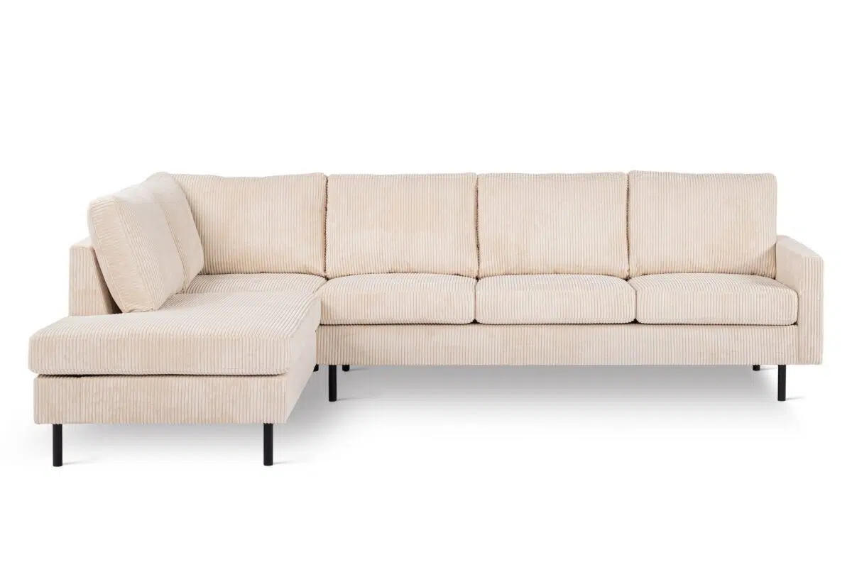 Beige L-vormige sectionele bank met geribbelde stoffen textuur. Het heeft zwarte metalen poten en een modern, minimalistisch design, wat zorgt voor voldoende zitruimte met comfortabele kussens. De linkerkant heeft een chaise longue-extensie.