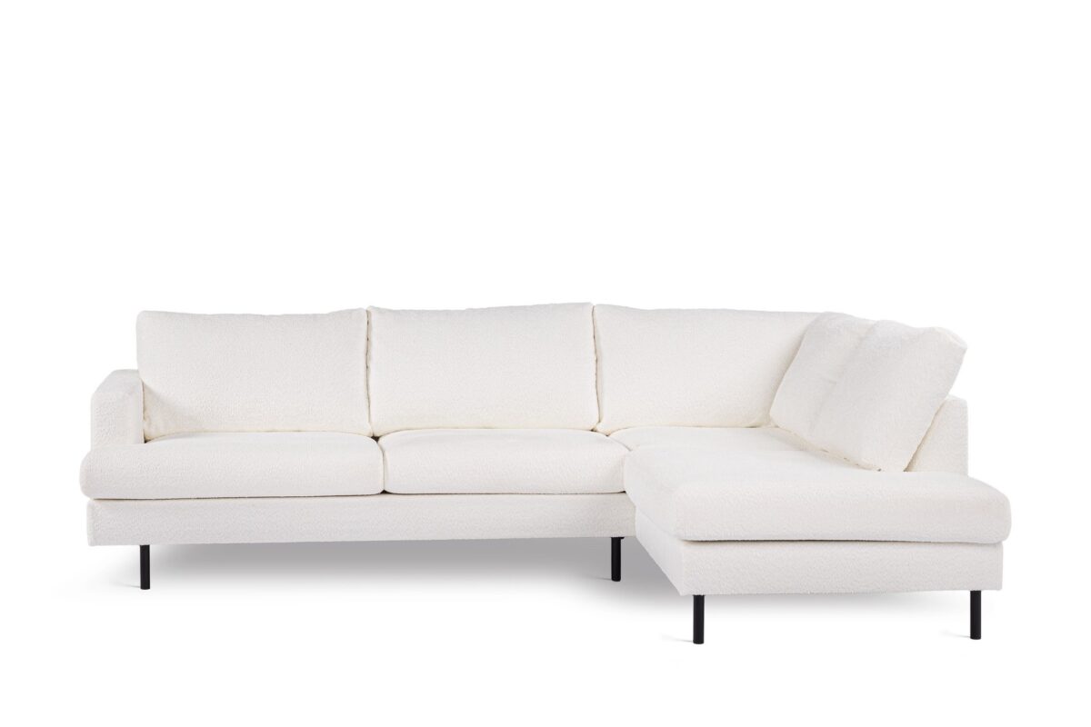 Een moderne witte sectionele bank met een minimalistisch design, met een driezitsgedeelte en een aangebouwde chaise longue aan de rechterkant. De bank heeft zwarte metalen poten en zachte, vierkante kussens, tegen een effen witte achtergrond.