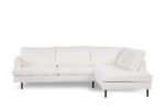 Een moderne witte sectionele bank met een minimalistisch design, met een driezitsgedeelte en een aangebouwde chaise longue aan de rechterkant. De bank heeft zwarte metalen poten en zachte, vierkante kussens, tegen een effen witte achtergrond.
