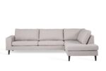 Een moderne L-vormige sectionele bank met lichtgrijze bekleding en zwarte metalen poten. Het ontwerp is minimalistisch, met drie rugkussens aan de lange kant en een chaise longue aan de rechterkant. De achtergrond is effen wit.