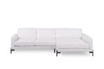 Een moderne witte sectionele bank met drie kussens en een chaise longue aan de rechterkant. Het heeft een strak design met armleuningen en wordt ondersteund door zwarte metalen poten, tegen een effen witte achtergrond.