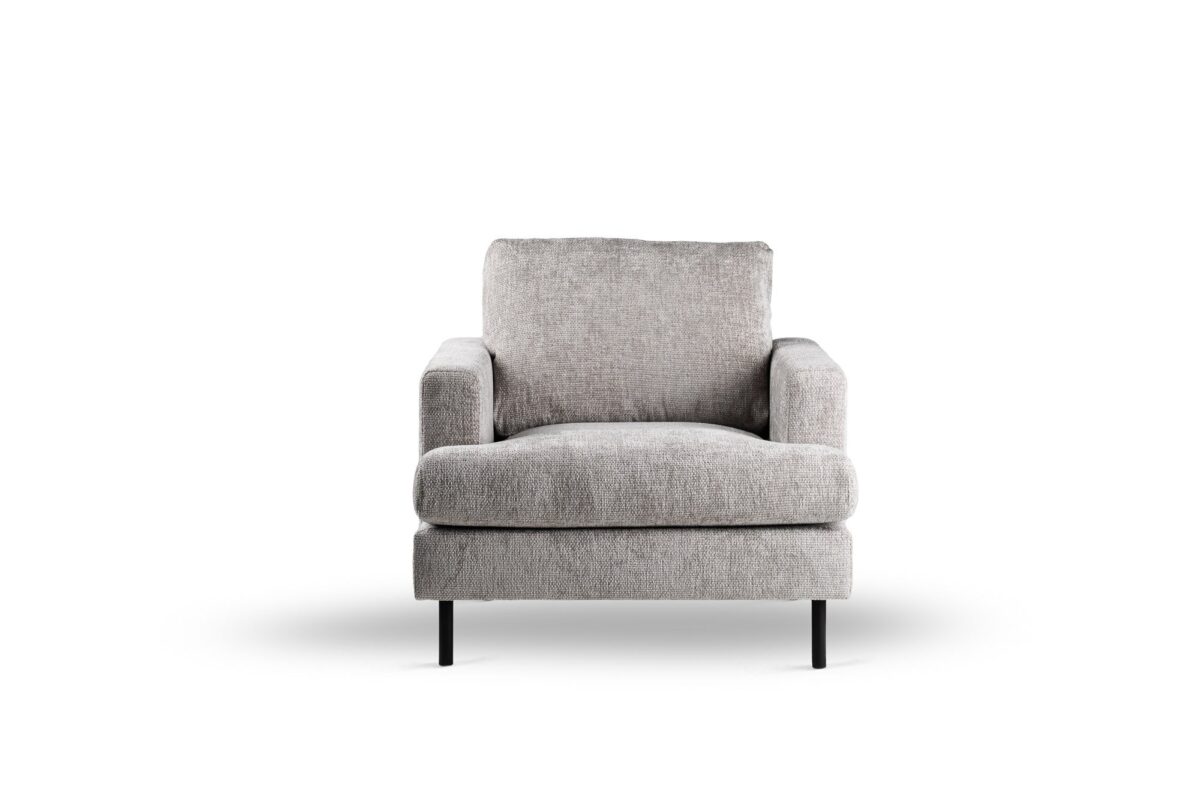 Een grijs gestoffeerde fauteuil met een gewatteerde zitting en rugleuning. Hij heeft rechte armleuningen en staat op vier slanke zwarte poten. De stoel staat in het midden tegen een effen witte achtergrond.