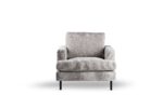 Een grijs gestoffeerde fauteuil met een gewatteerde zitting en rugleuning. Hij heeft rechte armleuningen en staat op vier slanke zwarte poten. De stoel staat in het midden tegen een effen witte achtergrond.