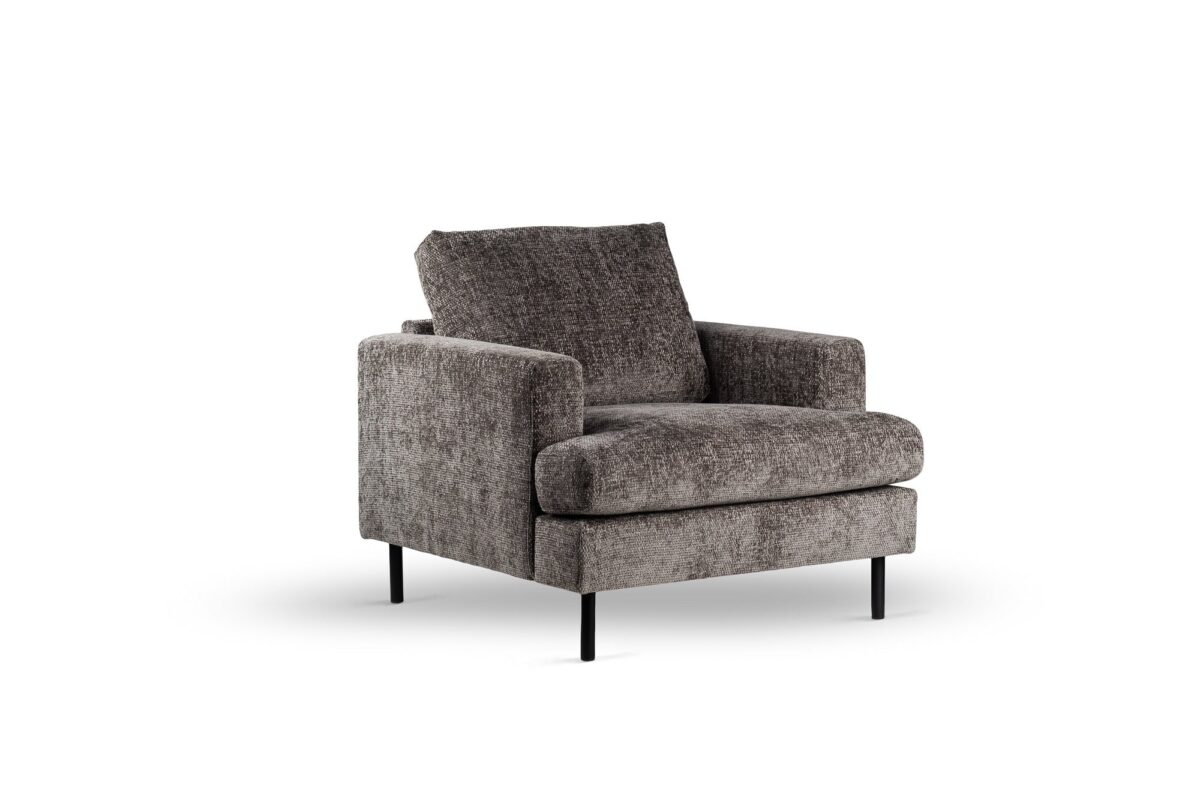 Een moderne grijze fauteuil met een structuurstof afwerking en zwarte metalen poten, met een gewatteerde zitting en rugleuning, tegen een effen witte achtergrond.