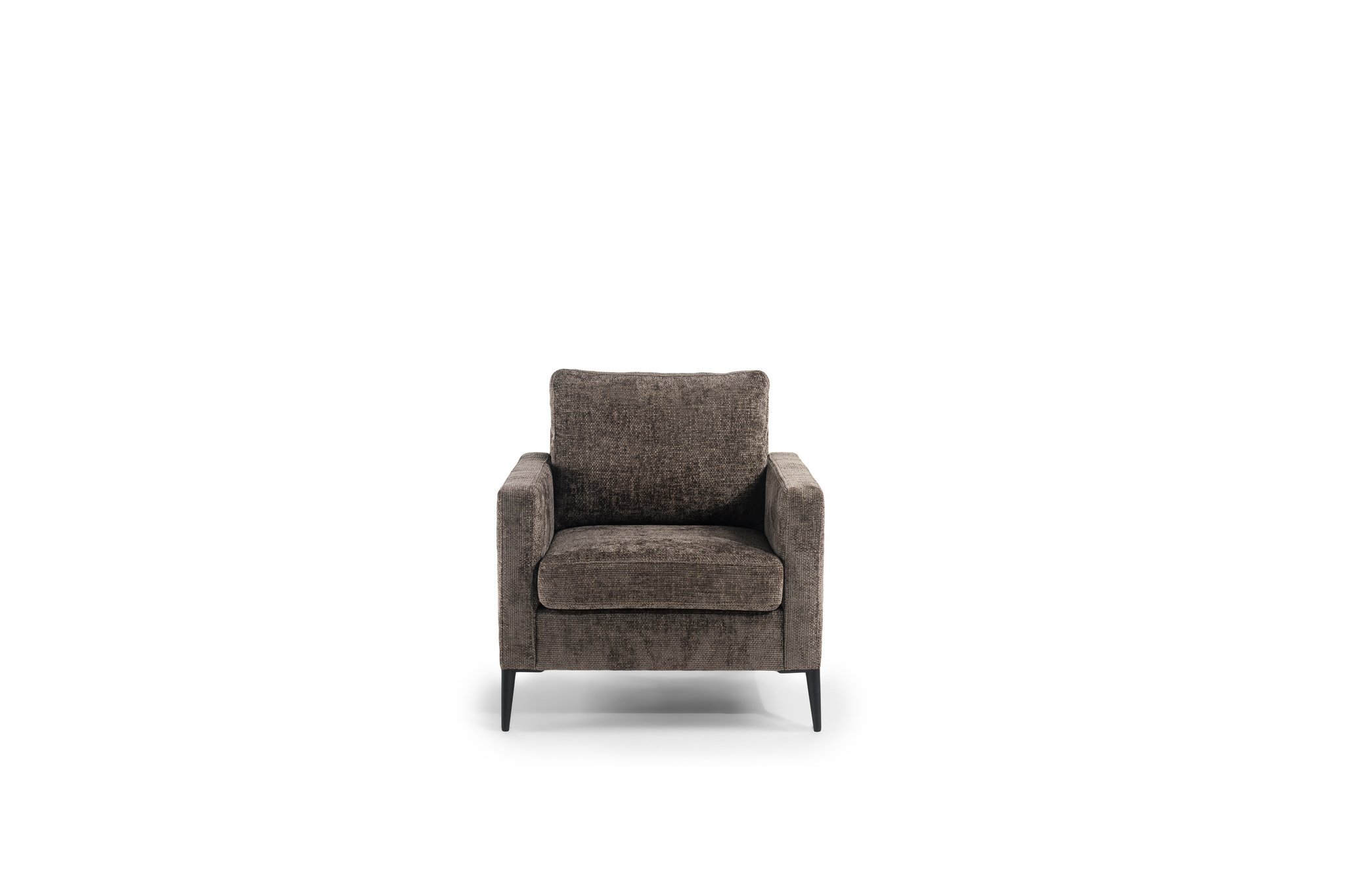 Een enkele donkergrijze fauteuil met een pluche kussen en rechte armleuningen, op slanke zwarte poten. De stoel is gecentreerd tegen een witte achtergrond, wat een modern en minimalistisch design biedt.