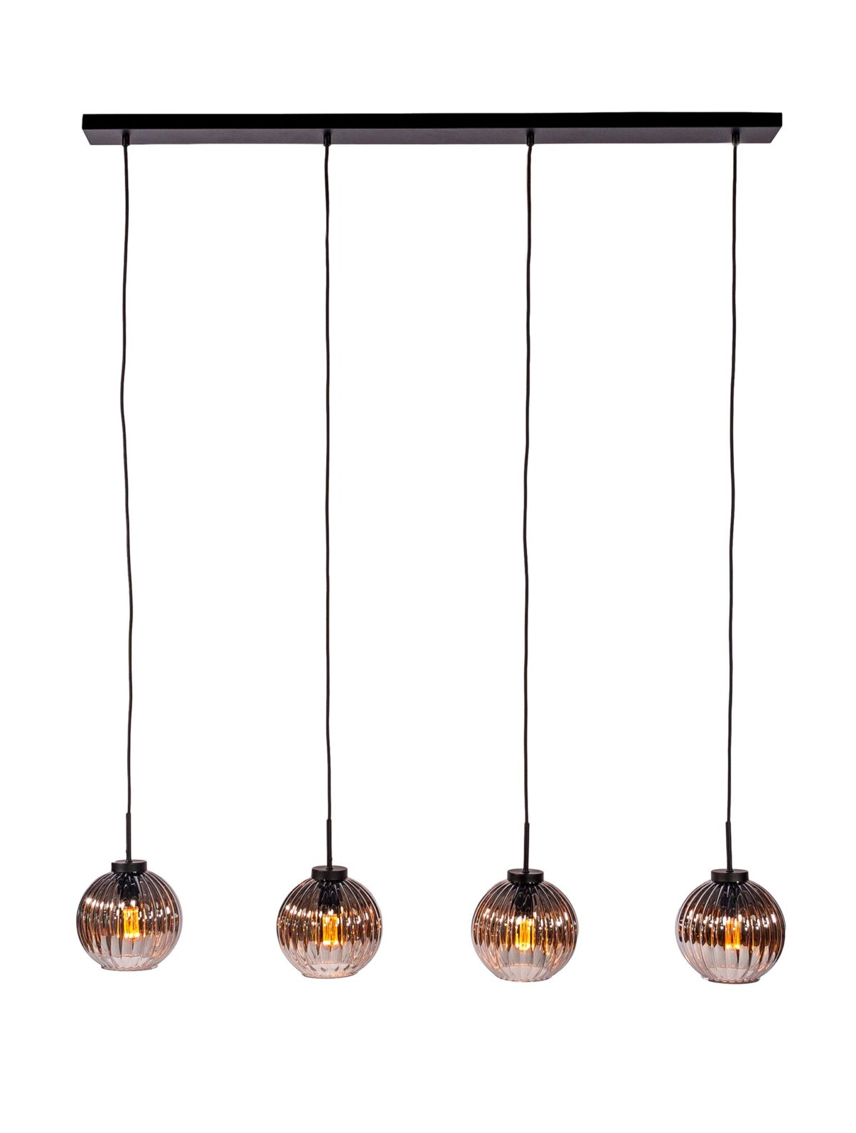 Een moderne hanglamp met vier bolvormige glazen lampenkappen, elk hangend aan een zwarte rechthoekige basis. De bollen hebben een geribbelde textuur en warm gloeiende gloeilampen binnenin, met zwarte snoeren die ze verbinden met de basis.