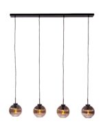 Een moderne hanglamp met vier bolvormige glazen lampenkappen, elk hangend aan een zwarte rechthoekige basis. De bollen hebben een geribbelde textuur en warm gloeiende gloeilampen binnenin, met zwarte snoeren die ze verbinden met de basis.
