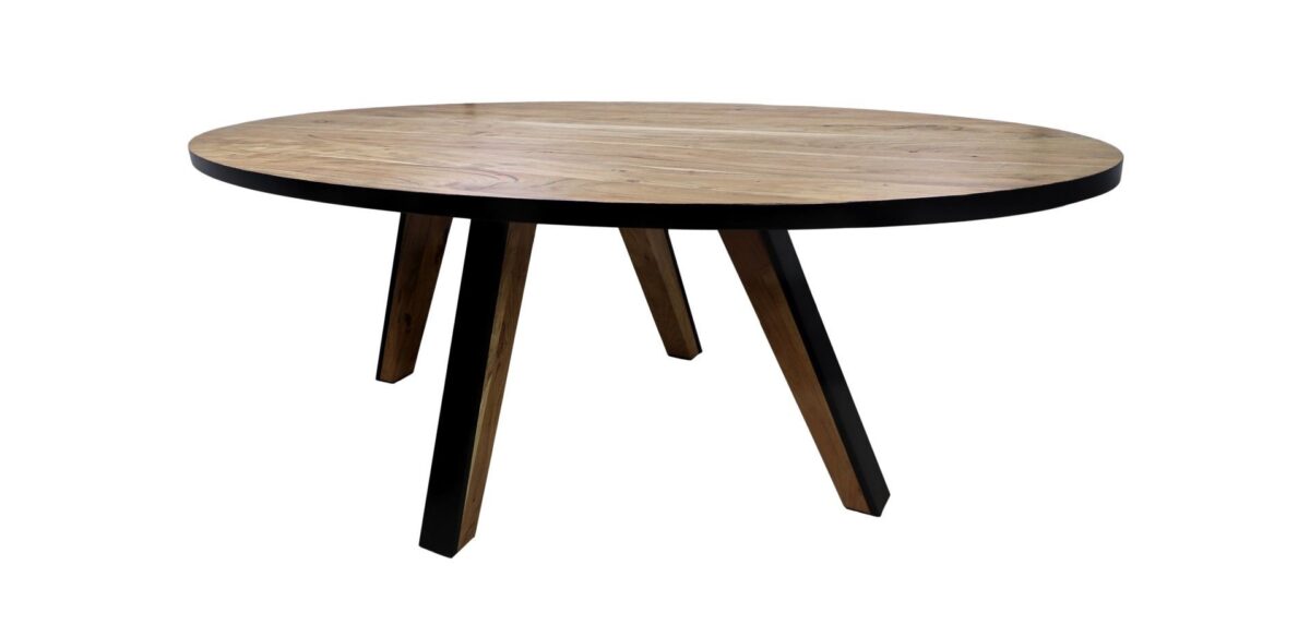 Een ronde houten tafel met een lichtbruin blad en een zwarte rand. Het heeft drie schuine poten van hetzelfde hout met zwarte accenten. Het ontwerp is eenvoudig en modern.