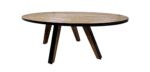 Een ronde houten tafel met een lichtbruin blad en een zwarte rand. Het heeft drie schuine poten van hetzelfde hout met zwarte accenten. Het ontwerp is eenvoudig en modern.