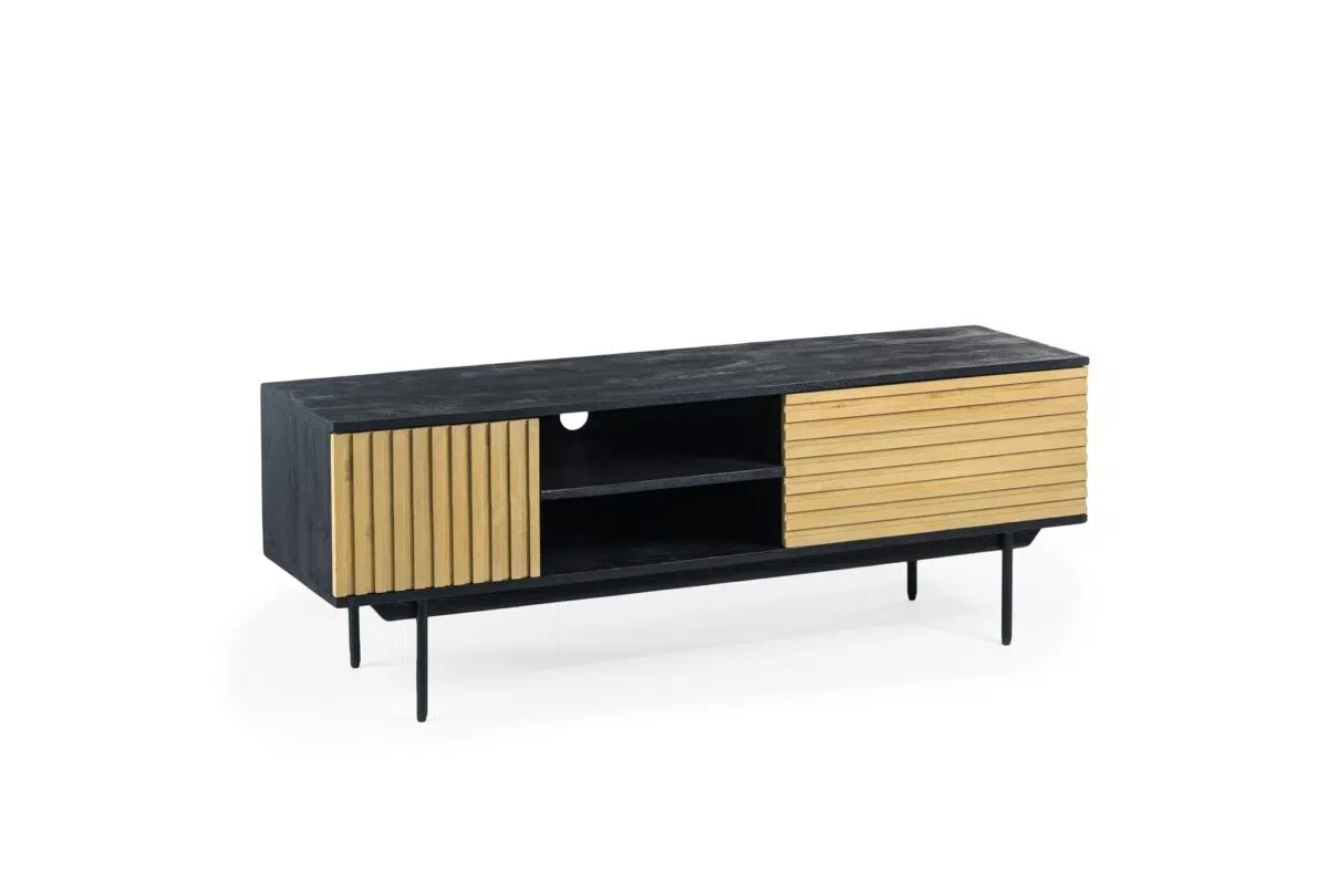 Een moderne houten tv-standaard met zwarte poten met twee schuifdeuren van hout. De linkerdeur is gedeeltelijk open en laat een plank zien. De standaard combineert natuurlijk hout en donkere afwerkingen, wat een minimalistisch ontwerp oplevert.