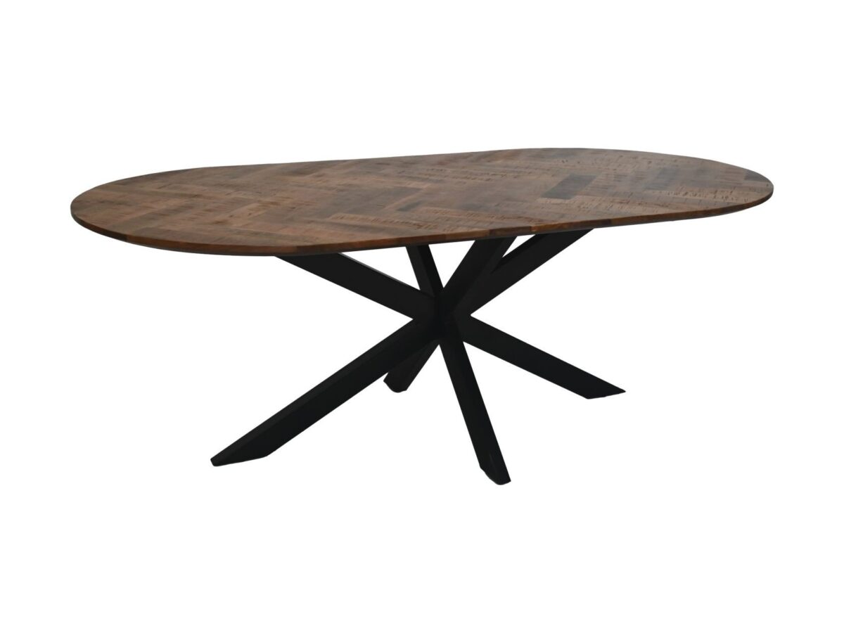 Ovale houten tafel met een donkerbruin, gepatroneerd oppervlak en zwarte, hoekige, driepoot-achtige poten.