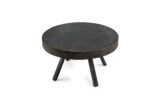 Een ronde salontafel, Salontafel rond 74 cm in vintage zwart (Lava, B341), met een gestructureerd oppervlak en drie schuine poten, geïsoleerd afgebeeld op een witte achtergrond.