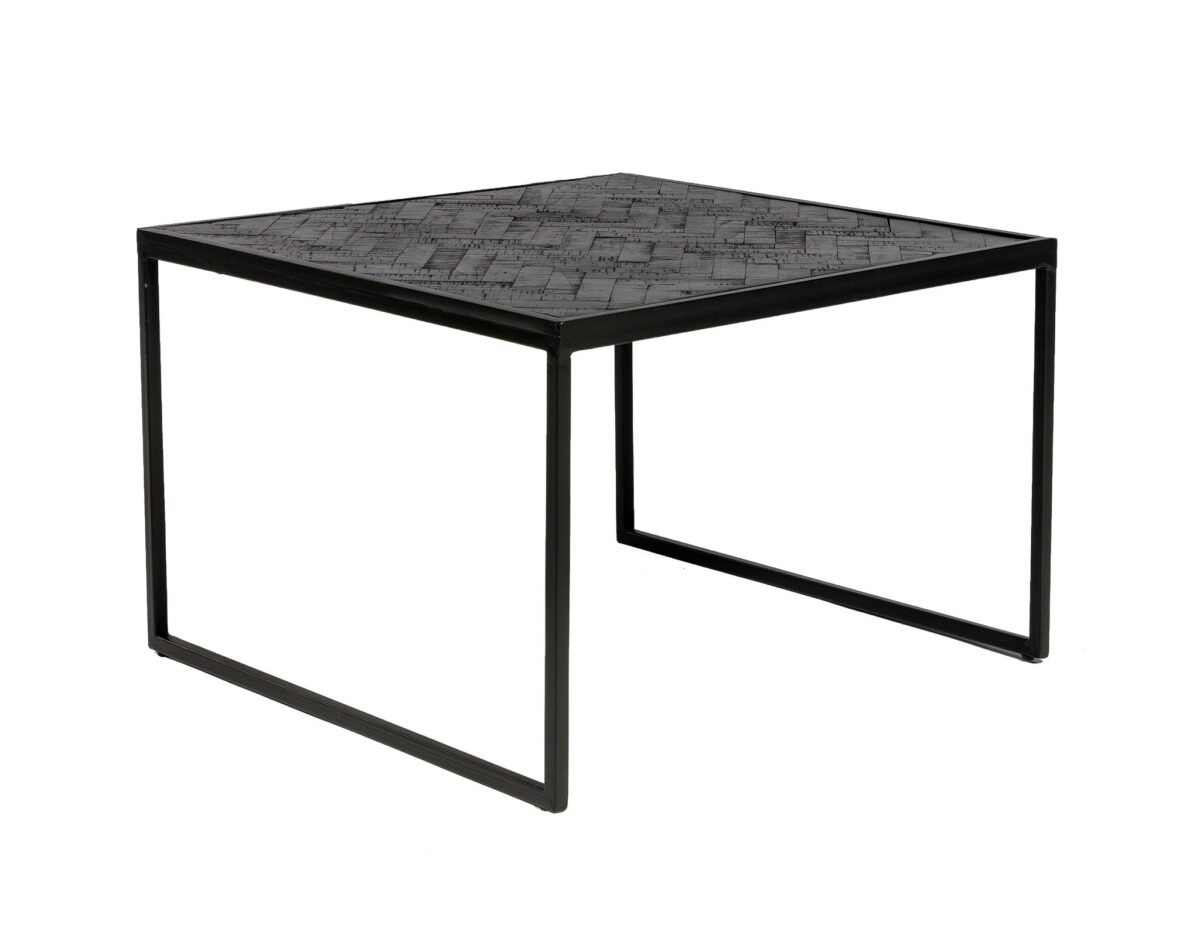 De Bijzettafel Black Stack B340 zwart is een moderne vierkante tafel met een zwart tafelblad met patroon en een zwart metalen frame. De rechthoekige poten creëren een open, minimalistische look.