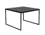 De Bijzettafel Black Stack B340 zwart is een moderne vierkante tafel met een zwart tafelblad met patroon en een zwart metalen frame. De rechthoekige poten creëren een open, minimalistische look.