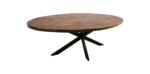 Een ronde houten tafel met een donker, gestructureerd oppervlak en een zwarte, kruisvormige metalen basis. De tafel heeft een rustieke uitstraling en is gefotografeerd tegen een witte achtergrond.