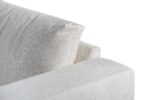 Close-up van de 3 zits hoek links sofa in E460 beige Lord 22 stof, met de gestructureerde bekleding, het rugkussen en de bovenste armleuninghoek tegen een witte achtergrond.