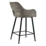 Moderne barkruk met een gebogen, getextureerde grijze zitting en zwarte metalen poten. De kruk heeft een voetensteun en een licht achteroverleunende rugleuning, wat een strak en eigentijds design biedt dat geschikt is voor een keuken of bar.