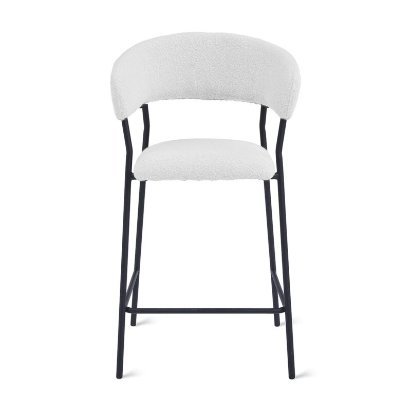 Een moderne barkruk met een witte, gewatteerde zitting en rugleuning. Het heeft een minimalistisch ontwerp met een strak zwart metalen frame en vier poten die met elkaar verbonden zijn door horizontale steunen. De bekleding is getextureerd, wat een eigentijdse look creëert.