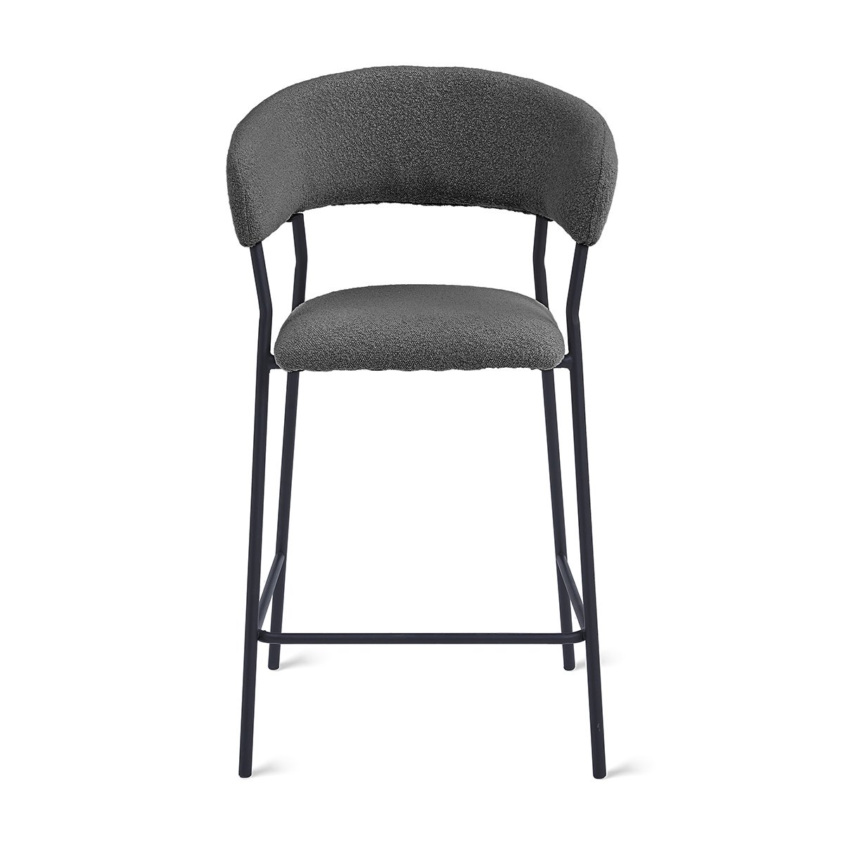 Een moderne barkruk met een donkergrijze gestoffeerde zitting en rugleuning. Het heeft een gebogen rug en een minimalistisch zwart metalen frame met vier poten.