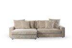 De 3 zits bank CL L+R, bekleed met stof Lincoln 83 in RIB920 naturel, is een beige hoekbank met chaise lounge links, rechte armleuningen en zes bijpassende kussens, gefotografeerd tegen een witte achtergrond.