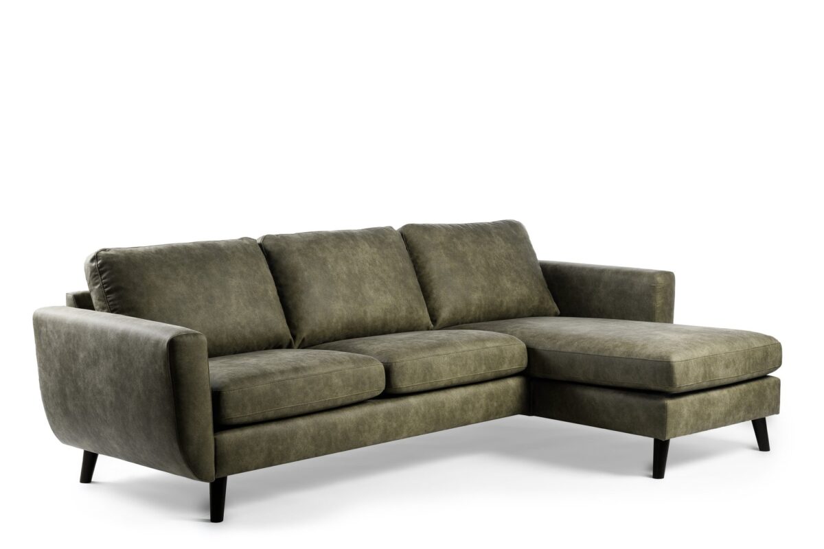 De 3 zits bank CL L+R in S156 groene Savannah stof heeft drie zit- en rugkussens, een rechter chaise en zwarte schuine poten, tegen een witte achtergrond.