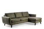 De 3 zits bank CL L+R in S156 groene Savannah stof heeft drie zit- en rugkussens, een rechter chaise en zwarte schuine poten, tegen een witte achtergrond.