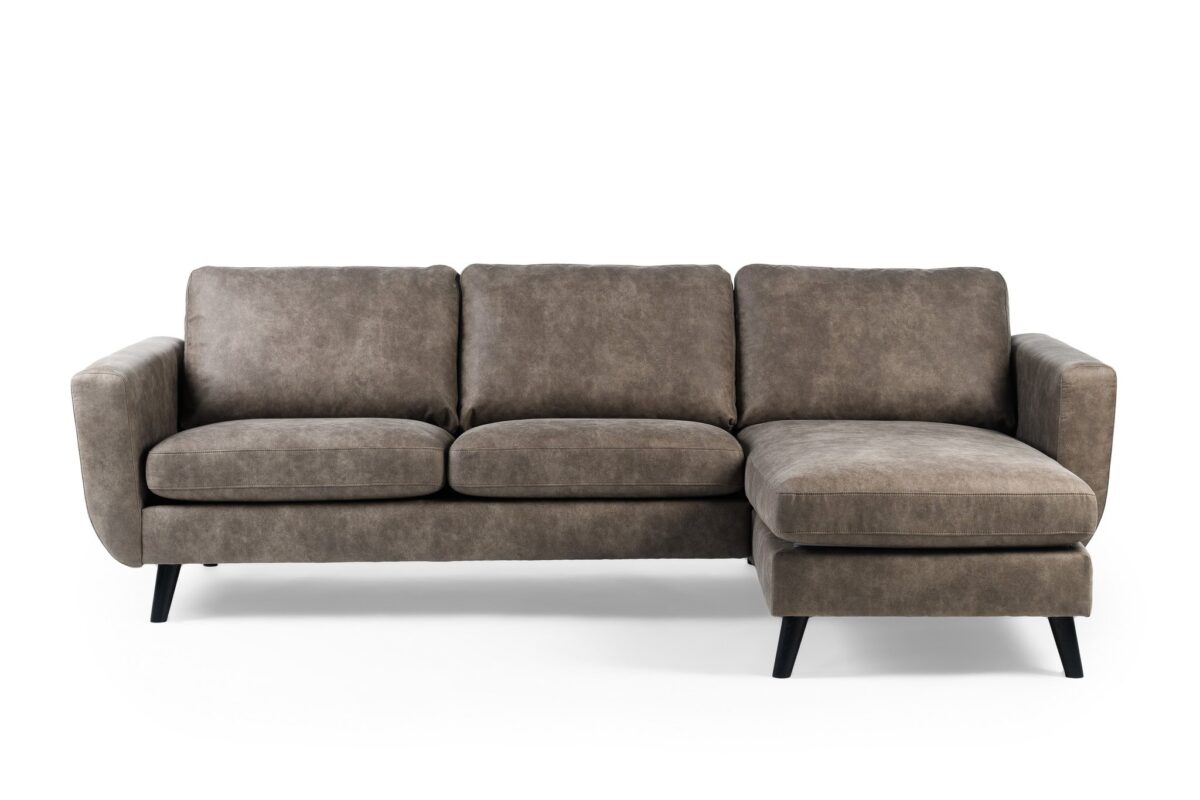 De 3 zits bank CL L+R in S520 taupe Savannah stof heeft drie zitkussens, een verlengde rechter chaise en zwarte schuine poten, afgebeeld tegen een witte achtergrond.
