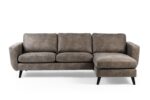 De 3 zits bank CL L+R in S520 taupe Savannah stof heeft drie zitkussens, een verlengde rechter chaise en zwarte schuine poten, afgebeeld tegen een witte achtergrond.