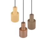 Drie cilindrische hanglampen in tinten beige, bruin en koper hangen aan zwarte snoeren tegen een witte achtergrond. Het minimalistische ontwerp heeft een gladde, matte afwerking.