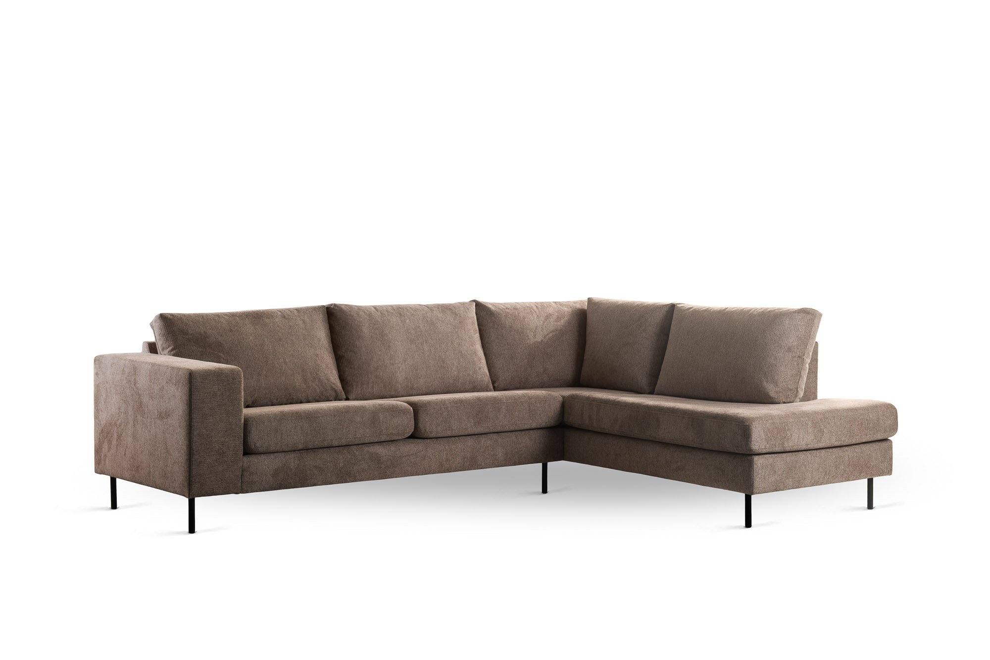 De 3 zits hoek rechts, stof Lord 35, E520 taupe is een moderne L-vormige sectionele bank in taupe stof met drie zit- en rugkussens en slanke zwarte metalen poten, afgebeeld tegen een witte achtergrond.