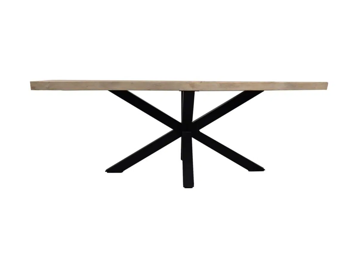 Een rechthoekige houten tafel met een lichtgekleurd blad en een zwarte metalen basis met een centraal x-vormig ontwerp. De tafel is geïsoleerd tegen een witte achtergrond.