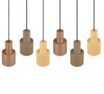 Zes cilindrische hanglampen hangen in twee rijen van drie. De lampen zijn in de kleuren koper, bruin en beige, verbonden door zwarte snoeren. Het ontwerp is modern en minimalistisch.