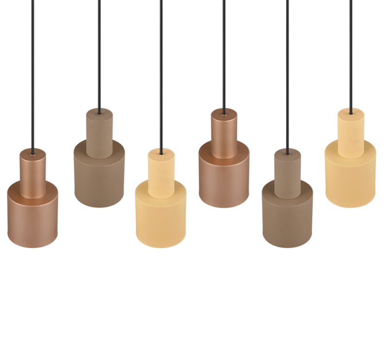 Zes cilindrische hanglampen hangen in twee rijen van drie. De lampen zijn in de kleuren koper, bruin en beige, verbonden door zwarte snoeren. Het ontwerp is modern en minimalistisch.