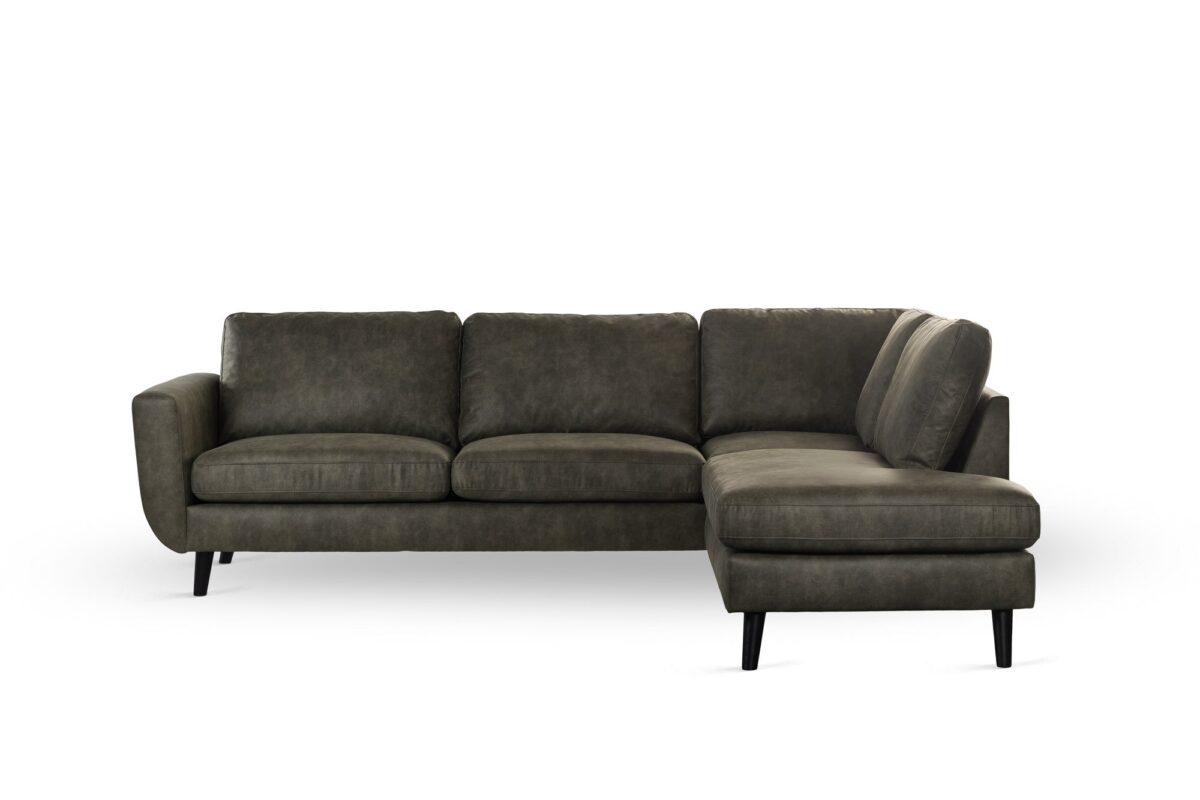 Een groene 3-zits naar rechts gerichte sofa (stof Yuma 39, S156), met pluchen rugkussens en zwarte taps toelopende poten, staat tegen een witte achtergrond.
