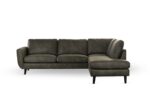 Een groene 3-zits naar rechts gerichte sofa (stof Yuma 39, S156), met pluchen rugkussens en zwarte taps toelopende poten, staat tegen een witte achtergrond.