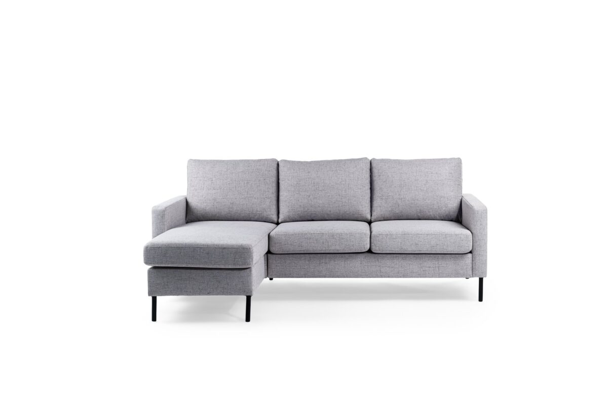 De 3 zits bank CL L+R in Valente V311 grijs stof is een modern lichtgrijs sectionaal met drie zitkussens, een chaise lounge links en slanke zwarte poten, getoond op een effen witte achtergrond.