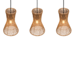 Drie hangende hanglampen met gevlochten, opengeweven rieten kappen. Elke lamp straalt een warm, gloeiend licht uit. Het ontwerp is symmetrisch en de achtergrond is effen, wat de ingewikkelde textuur van de kappen benadrukt.