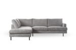 Een moderne 3-zits hoekbank in Haga 08 stof (E920 naturel), met een naar links gerichte chaise, drie zitkussens en slanke zwarte poten, tegen een effen witte achtergrond.