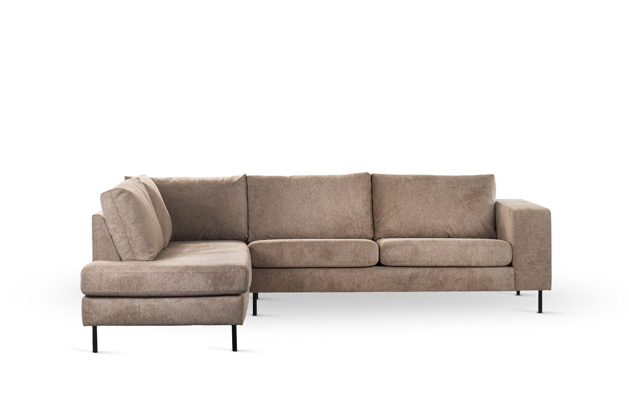 Een modern L-vormig bankstel, 3 zits hoek links in Lord 35 stof (E520 taupe), heeft drie zitkussens, drie rugkussens, smalle armleuningen en zwarte metalen poten tegen een effen witte achtergrond.