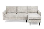 Een moderne, lichtgrijze corduroy sectionele bank met een chaise longue aan de rechterkant. De bank heeft drie rugkussens en rust op zwarte metalen poten, wat hem een strak en minimalistisch design geeft.