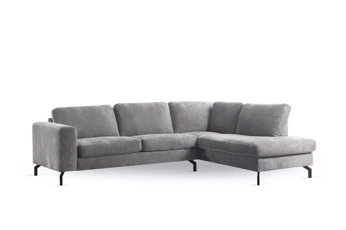 Een moderne, grijze L-vormige hoekbank met zachte kussens en slanke, zwarte poten, tegen een witte achtergrond.