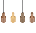 Vier cilindrische hanglampen in metaalachtige tinten van koper, goud, brons en bruin hangen aan zwarte snoeren tegen een witte achtergrond. Elke lamp heeft een strak, modern design met een gladde afwerking.