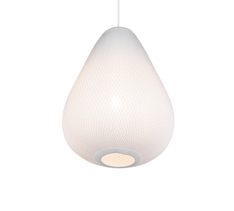Een moderne, witte druppelvormige hanglamp met een gestructureerd oppervlak. De lamp hangt aan een dunne witte draad.