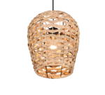 Een hangende hanglamp met een kap in de stijl van een geweven mand. De lamp heeft een warme gloed die door het gevlochten patroon heen schijnt, wat een gezellige sfeer creëert. Het ontwerp is rustiek en natuurlijk, met een focus op aardse tinten.